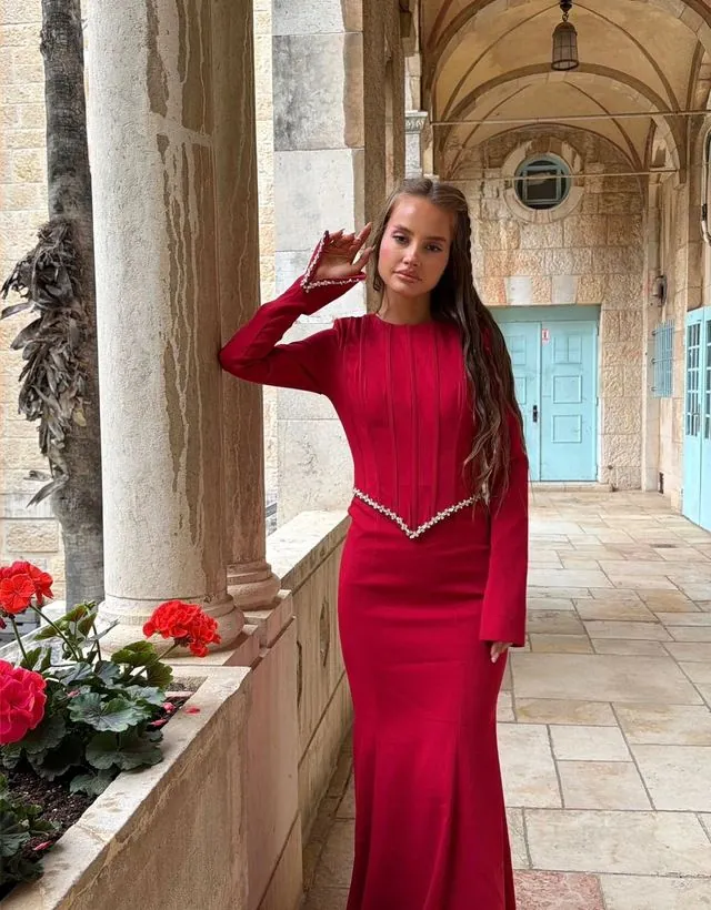 שמלה מחטבת אדומה — אדום — ₪1,500